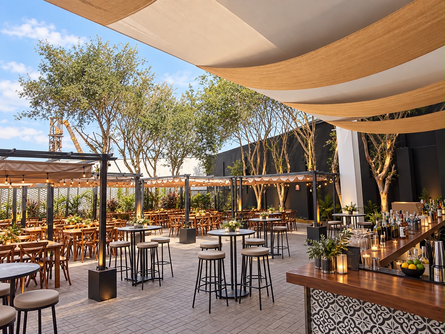 La terraza y la barra de La Estación de Envero bajo los toldos