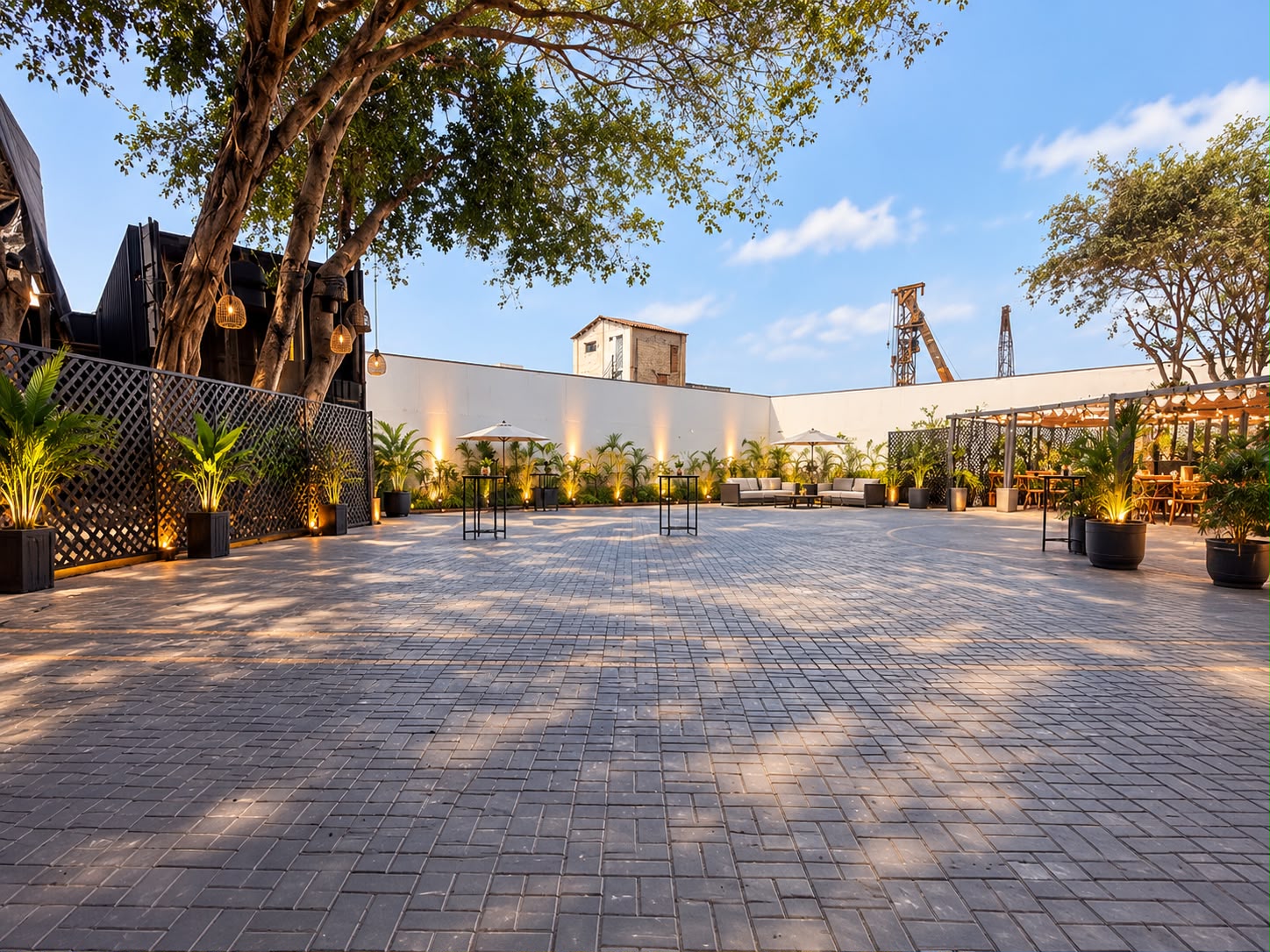 El patio de La Estación de Envero, con sus árboles y espacio abierto